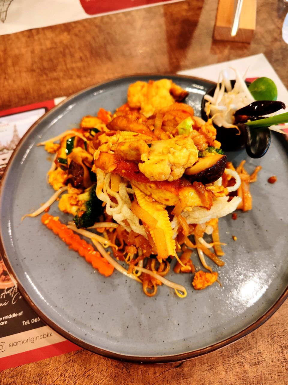 Pad Thai vegano con tofu e verdure, un piatto tipico di Bangkok rivisitato in chiave veg-friendly.
