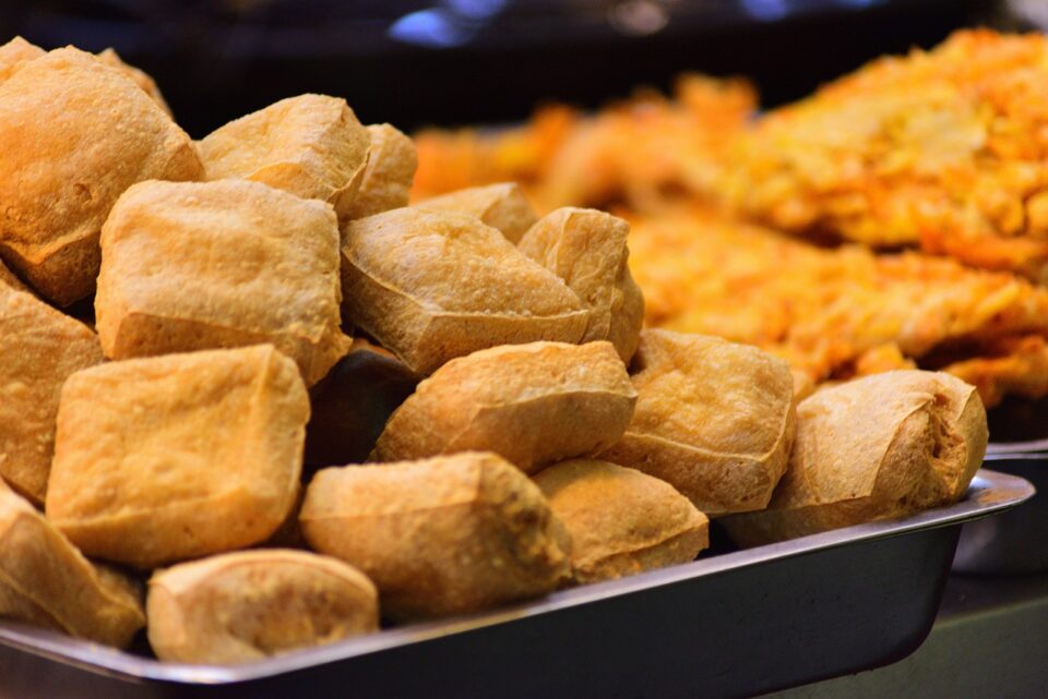 Tofu fritto croccante, uno snack veg-friendly popolare nei mercati di street food di Bangkok