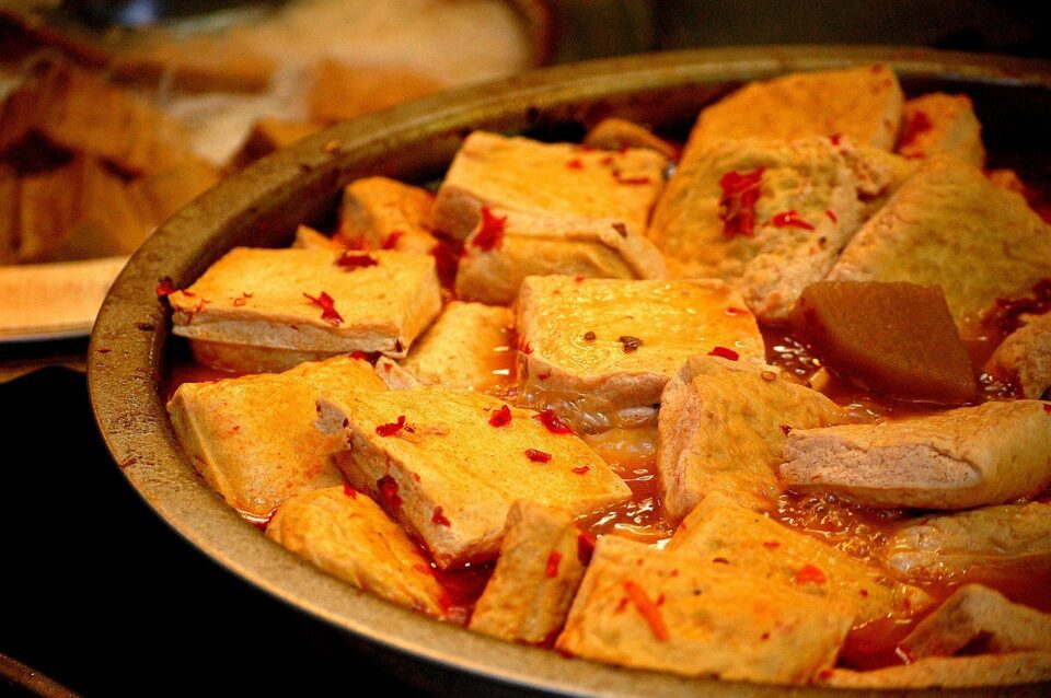 Tofu fritto servito in salsa piccante con peperoncino, un piatto tipico del cibo di strada veg-friendly di Bangkok