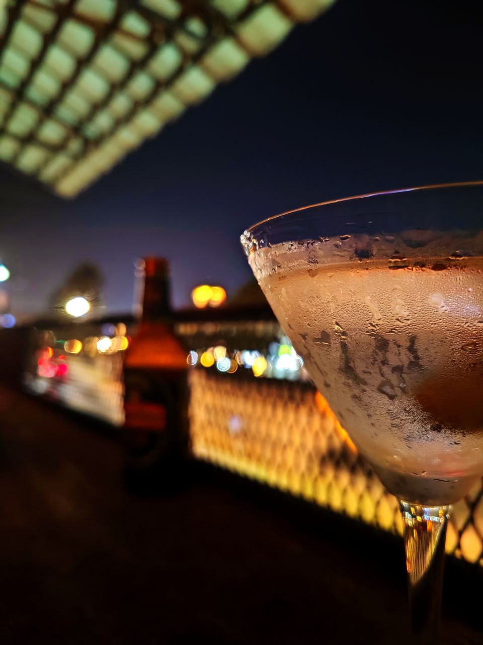Esperienza serale in un rooftop di Chiang Mai, gustando drink in un'atmosfera elegante con opzioni di mangiare vegetale disponibili.