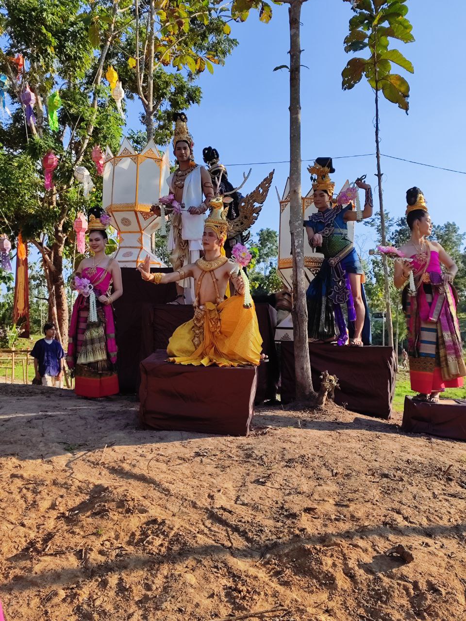 Partecipanti in costumi tradizionali durante le celebrazioni del Festival delle Lanterne di Chiang Mai, Thailandia