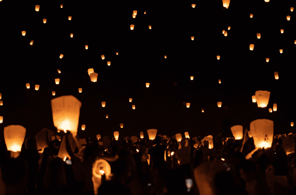 "Lanterne fluttuanti durante il Festival delle Lanterne di Chiang Mai in Thailandia"