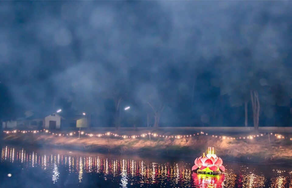 Krathong galleggiante decorato durante le celebrazioni di Loi Krathong al Festival delle Lanterne Chiang Mai"