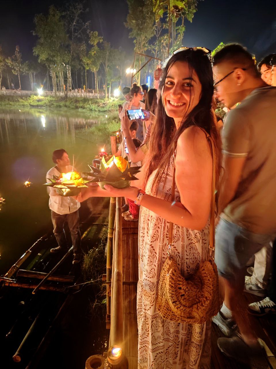 Lancio dei krathong durante il Festival delle Lanterne di Chiang Mai