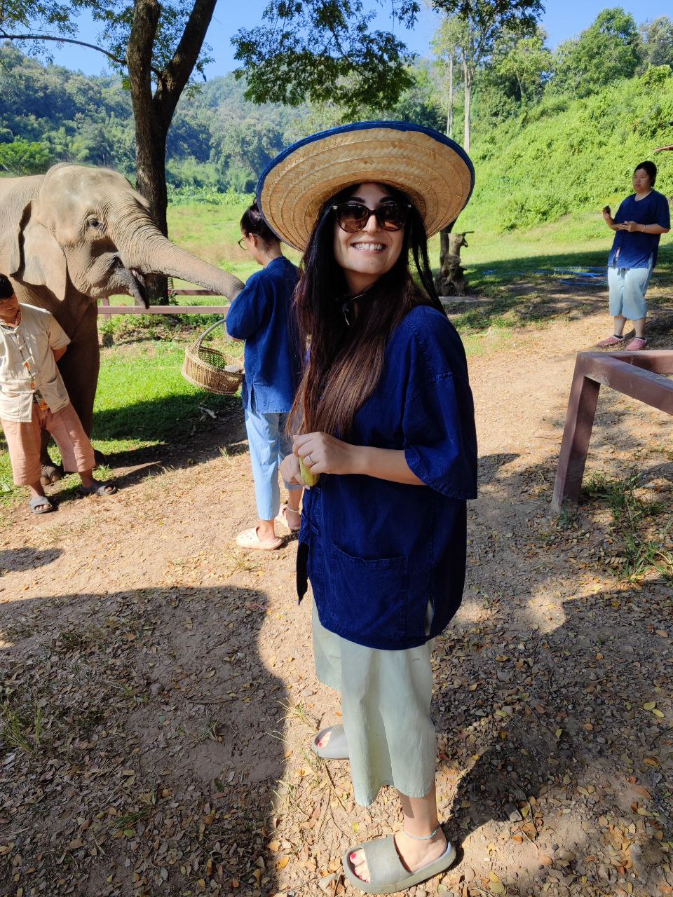 Esperienza al santuario etico degli elefanti a Chiang Mai, con me in primo piano, indossando un abito tradizionale, durante un viaggio all'insegna della sostenibilità e del mangiare vegetale