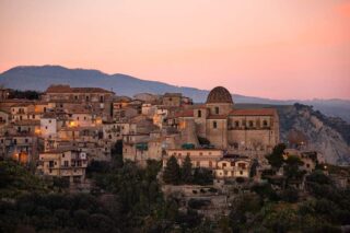 Tramonto su Stilo, uno dei borghi più suggestivi della Calabria.