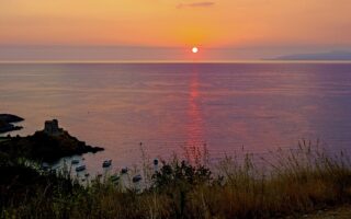Spiaggia della Calabria al tramonto, ideale per rilassarsi circondati da bellezze naturali.