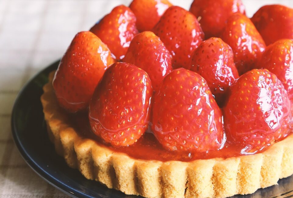 La primavera in Svizzera e Calabria è anche un viaggio nei sapori: in Svizzera, le fragole appena raccolte diventano protagoniste di dolci tradizionali.