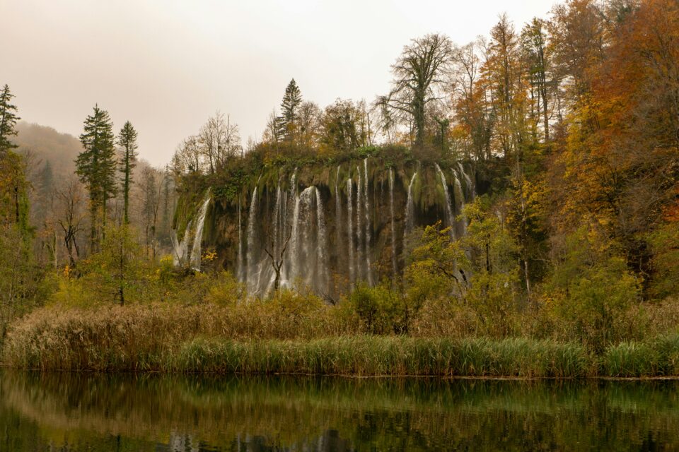 Cascate immerse nei colori autunnali ai Laghi di Plitvice durante un viaggio vegetariano a Zagabria