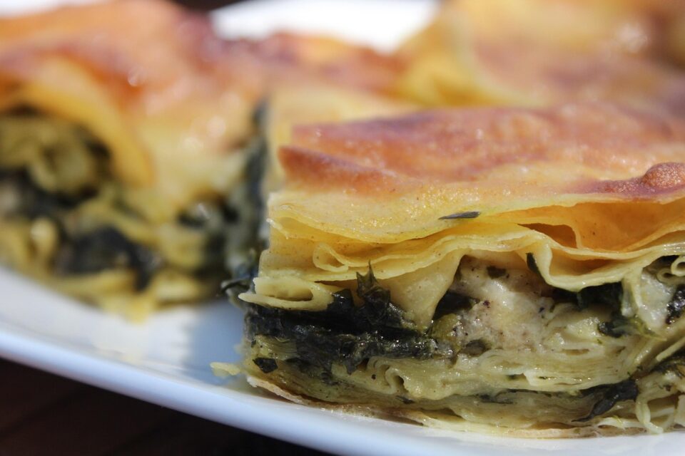 Primo piano di un burek vegetariano con spinaci, simbolo dello street food in un viaggio vegetariano a Zagabria in autunno