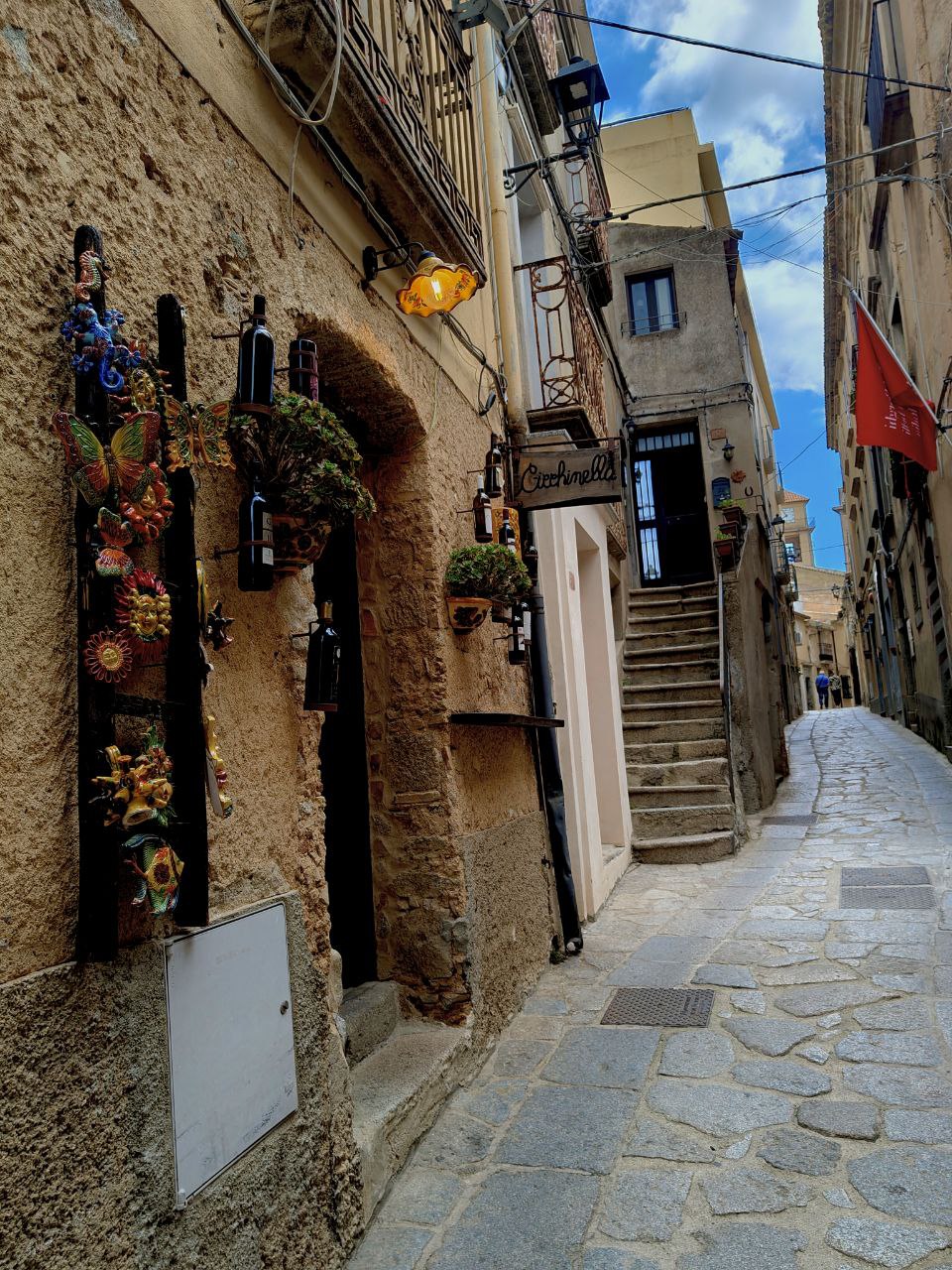 Vicolo di Badolato Superiore, borgo pet-friendly in Calabria.