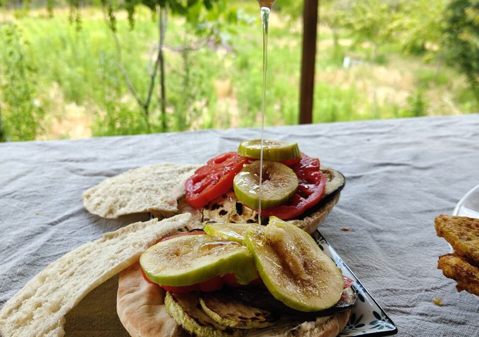 Puccia veg-friendly con verdure grigliate, fichi e miele di sulla