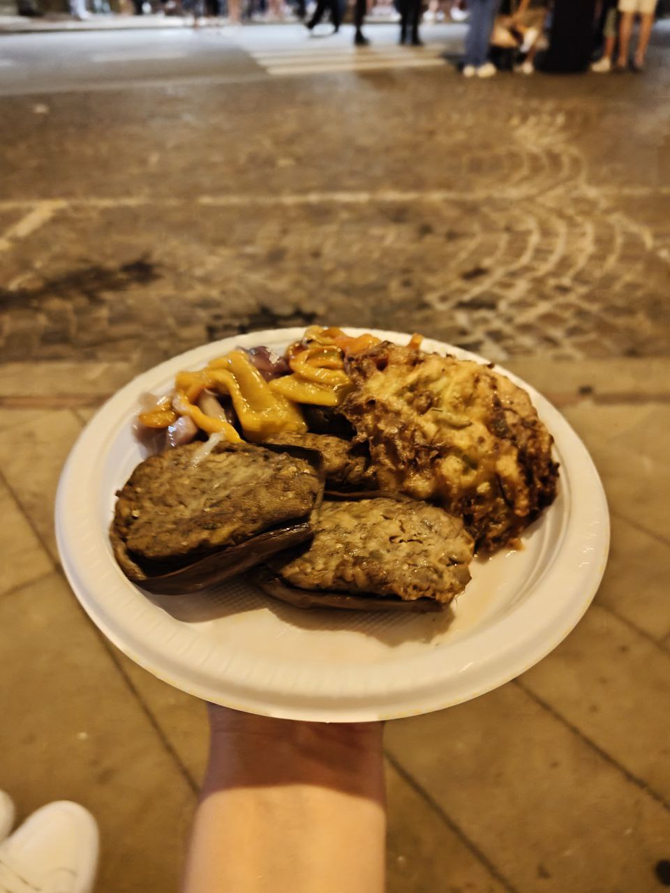 Piatto calabrese tipico con peperoni e cipolle grigliate, melanzane vegetariane ripiene e frittelle di melanzane, veg-friendly.