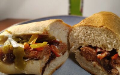 Panino Vegano con Salsiccia, Peperoni e Cipolle di Tropea