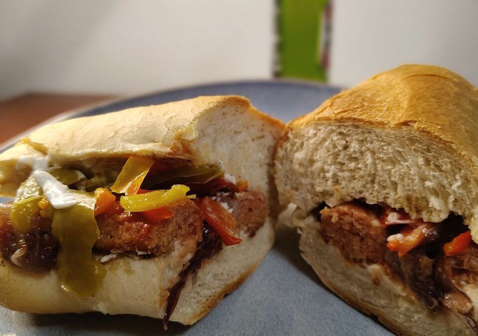 Panino Vegano con Salsiccia, Peperoni e Cipolle di Tropea
