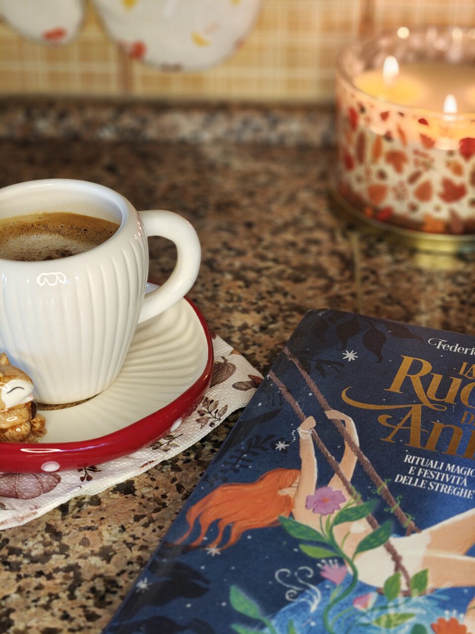 Rituali di settembre: iniziare la giornata con un caffè lento, una candela accesa e un libro.